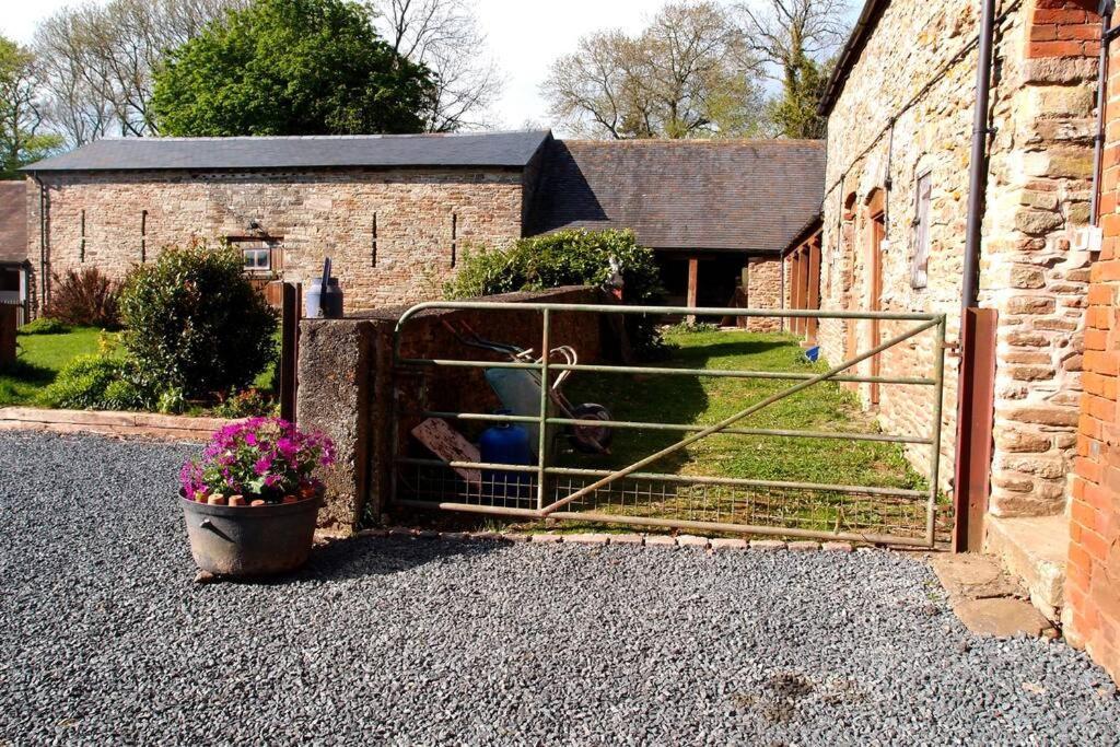 Upper Heath Farm - Stable Cottage Ludlow เครเวนอาร์มส ภายนอก รูปภาพ